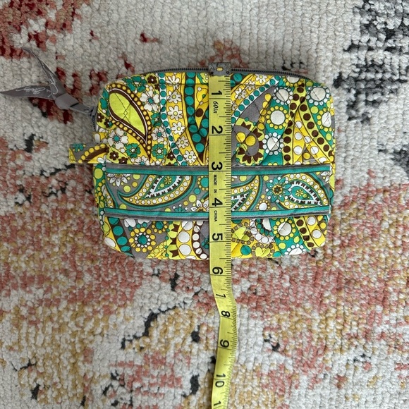 Vera Bradley Small Cosmetic Zip Bag- Lemon Parfait
Excellent condition - Picture 3 of 9